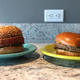 Ilustración para el artículo titulado Impossible Burger vs Beyond Burger: las hamburguesas veganas de moda, analizadas por un entusiasta de la carne